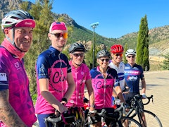 Grupo de ciclistas disfrutando de un día en Almería