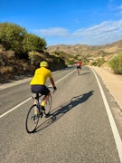Tres ciclistas en bicicleta en Almería