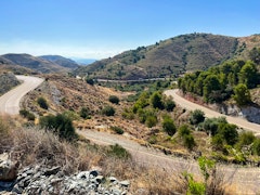 Vista de un pintoresco camino de montaña en Andalucía